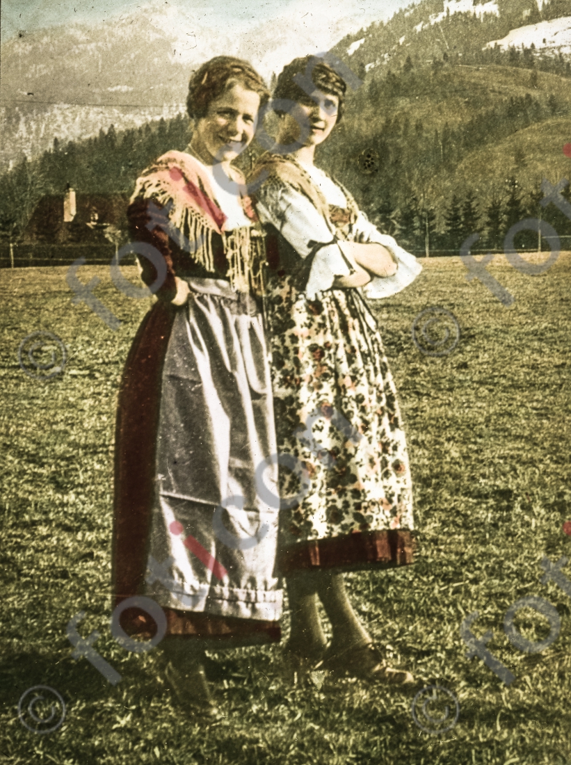 Mädchen aus Garmisch | Girls from Garmisch - Foto foticon-simon-105-002.jpg | foticon.de - Bilddatenbank für Motive aus Geschichte und Kultur